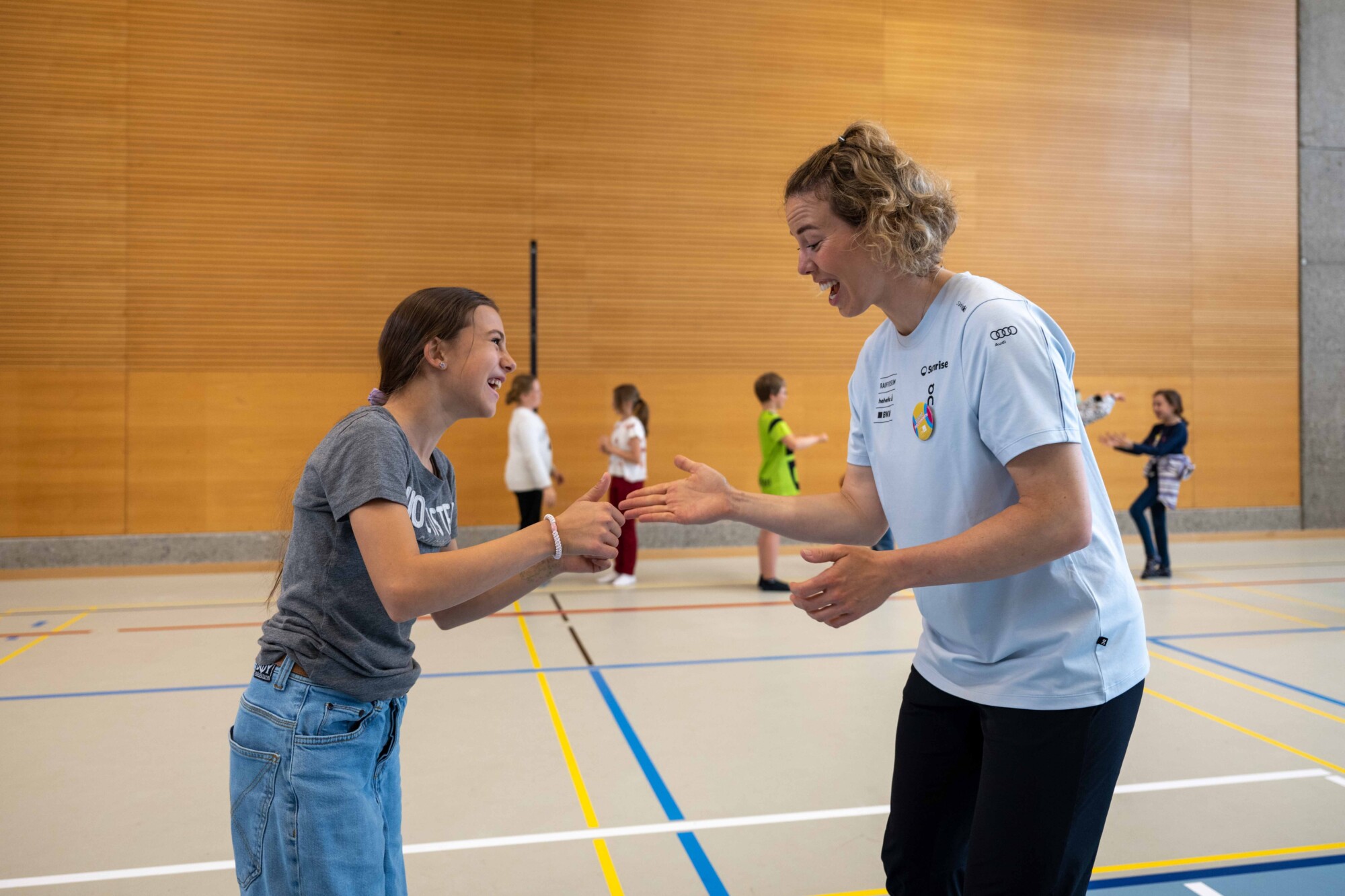 Michelle_Gisin_mit_Maedchen