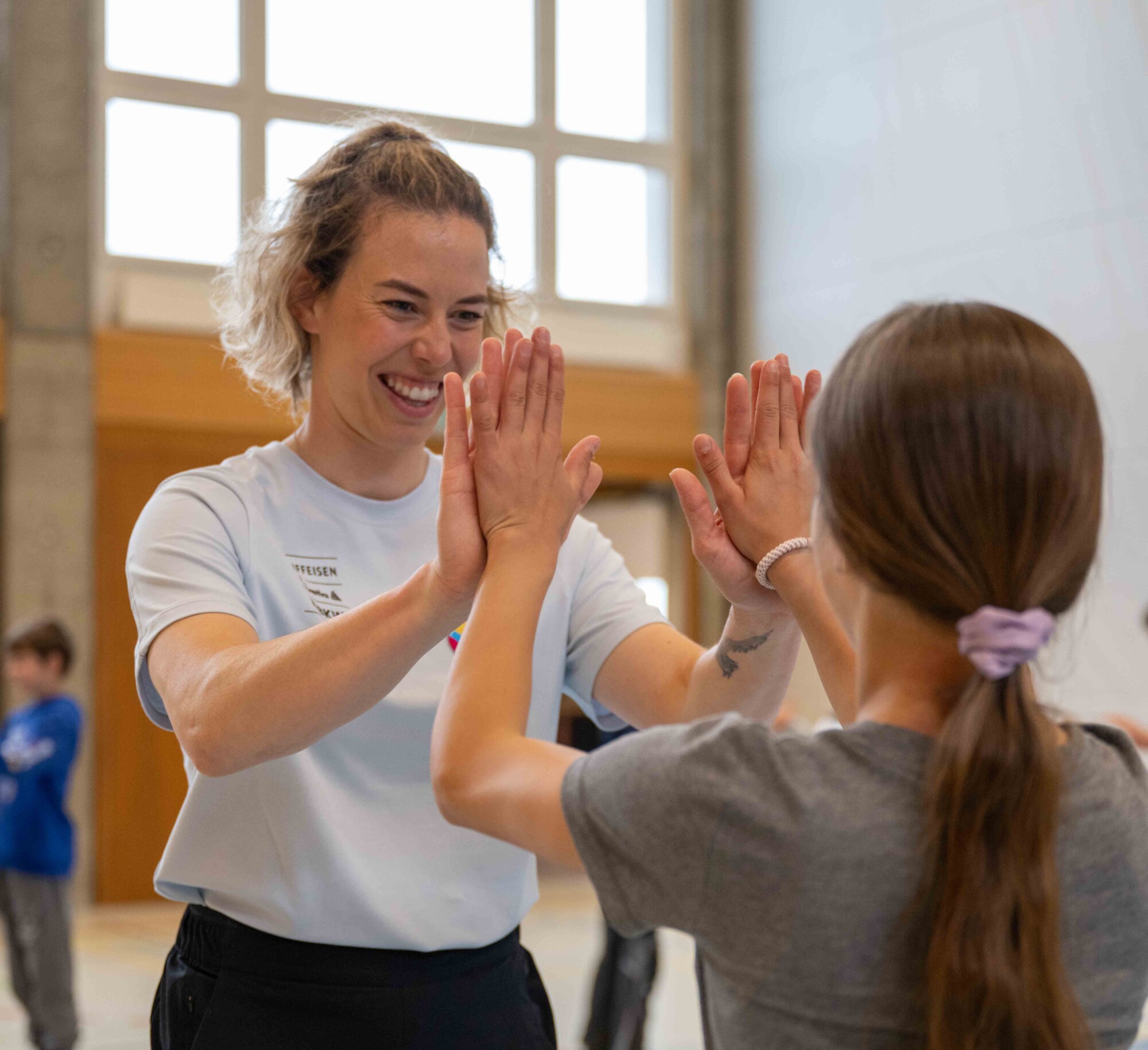 Michelle_Gisin_HighFive_02